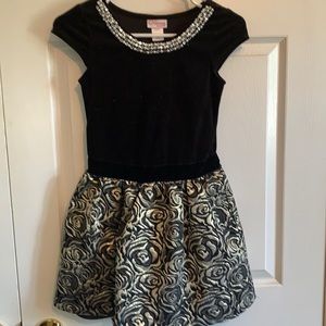 Beautiful girls dress black velvet with “pearls